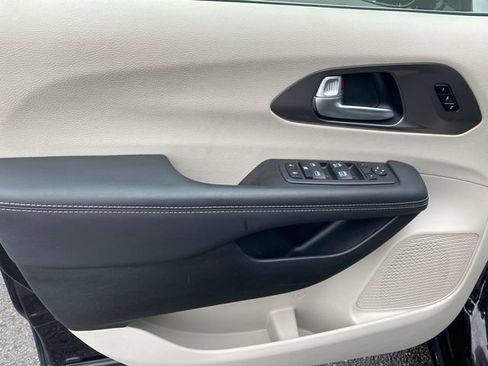 Used 2024 Chrysler Pacifica Touring-L FWD image 15
