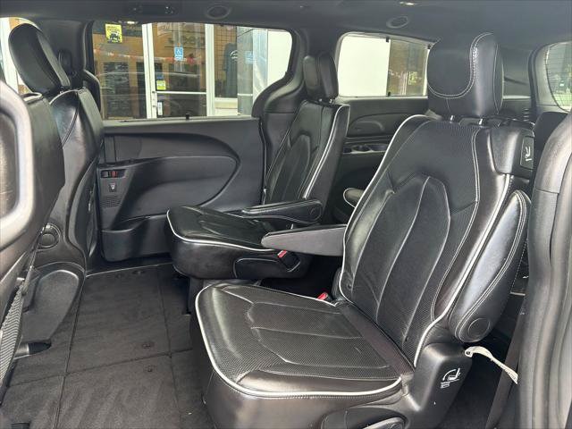 Certified 2025 Chrysler Pacifica Limited FWD image 14
