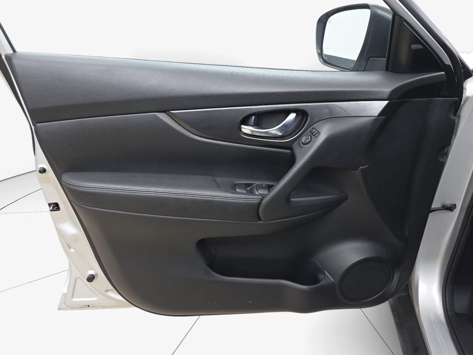 Used 2018 Nissan Rogue SV FWD image 23