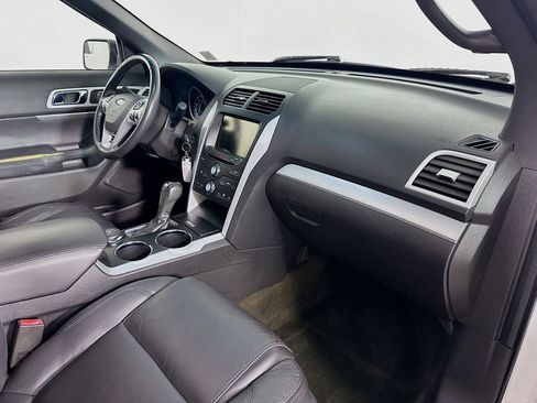 Used 2014 Ford Explorer XLT w/ Equipment Group 202A AWD/4WD image 30