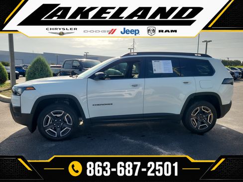 Used 2026 Jeep Cherokee Laredo AWD/4WD image 7