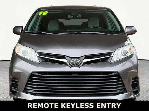 Used 2019 Toyota Sienna LE image 2