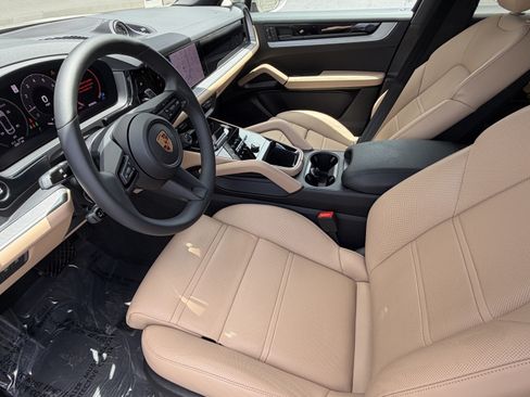 Certified 2025 Porsche Cayenne Coupe AWD/4WD image 4