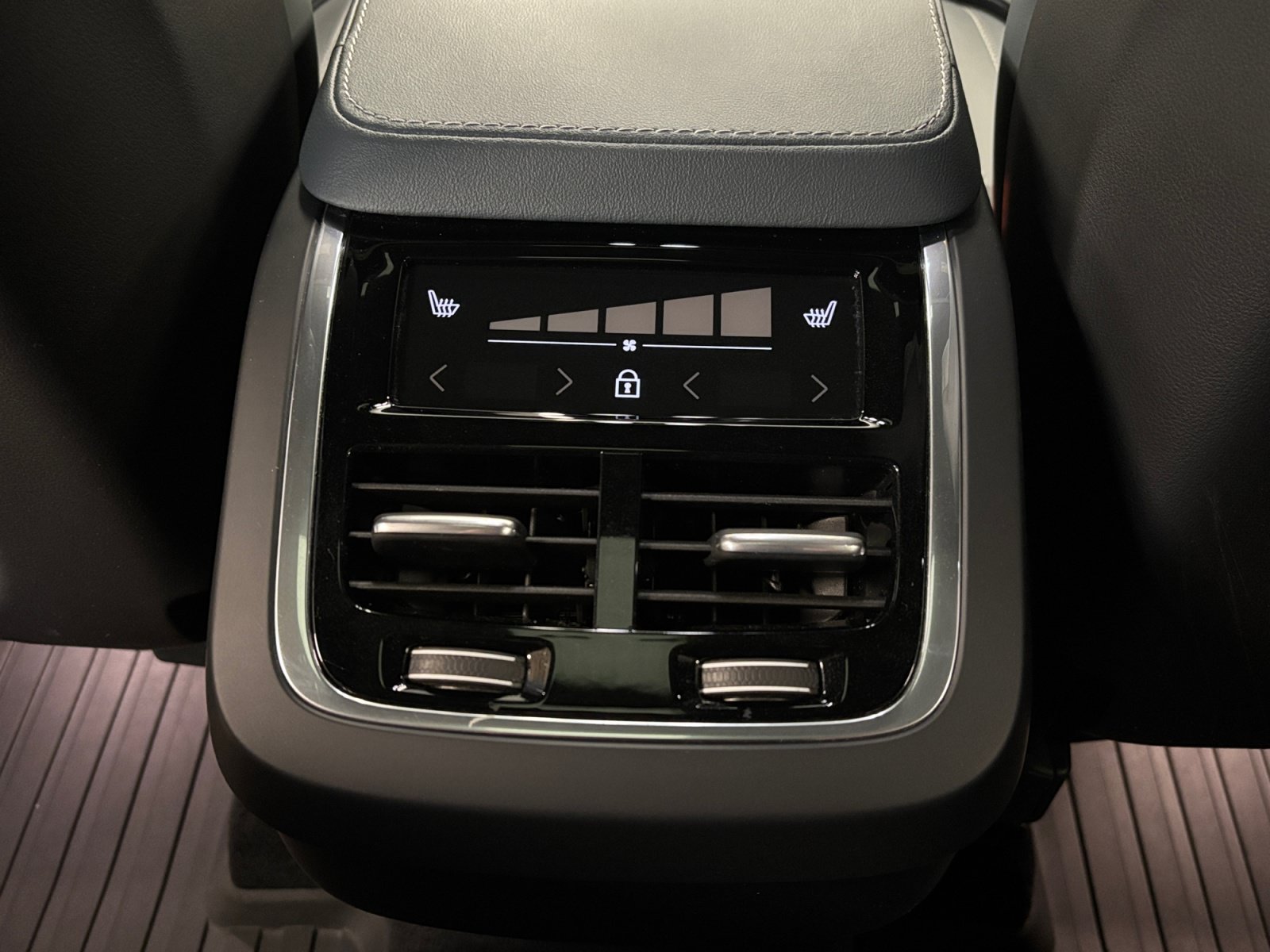 Used 2024 Volvo XC90 B6 Ultimate w/ Protection Package Premier AWD/4WD image 39