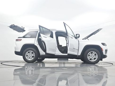 Used 2023 Jeep Grand Cherokee Laredo RWD image 42
