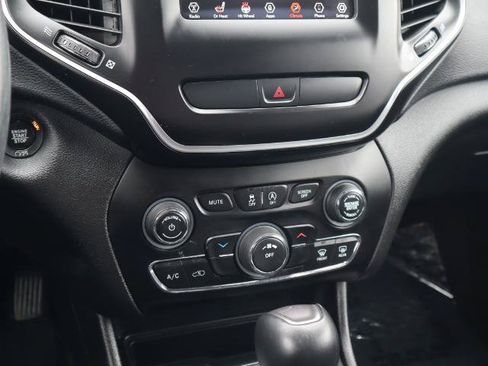Used 2019 Jeep Cherokee Latitude Plus w/ Cold Weather Group AWD/4WD image 21