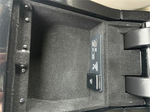 Used 2018 Land Rover Range Rover Velar R-Dynamic HSE image 25