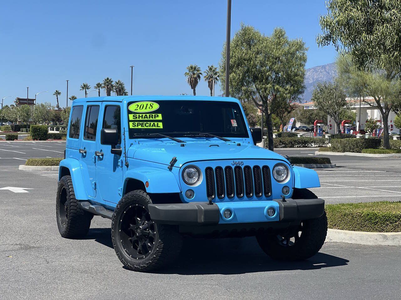Used 2018 Jeep Wrangler Unlimited Sahara w/ Connectivity Group AWD/4WD image 37