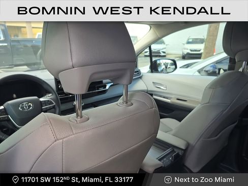 Used 2025 Toyota Sienna XLE image 12