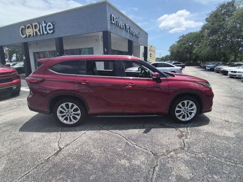 Used 2022 Toyota Highlander Limited FWD image 4