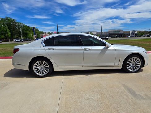 Used 2021 BMW 740i w/ Premium Package image 6