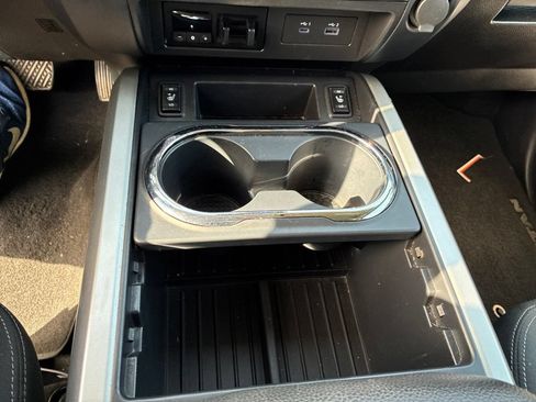 Used 2024 Nissan Titan SV w/ SV Convenience Package RWD image 34