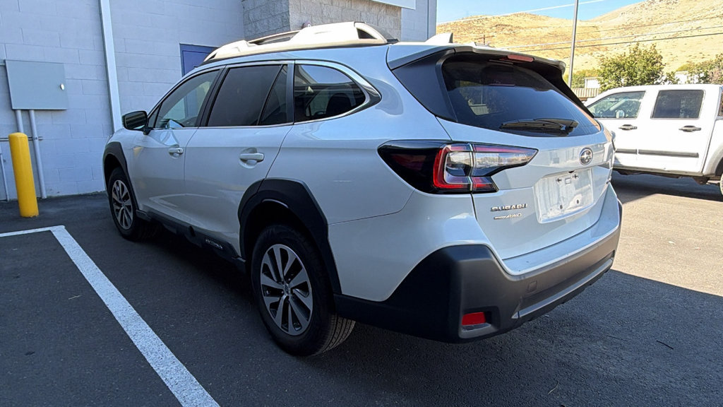 Used 2024 Subaru Outback Premium AWD/4WD image 3