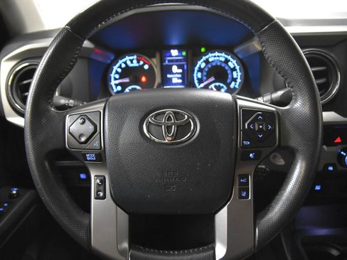 Used 2018 Toyota Tacoma SR5 RWD image 19