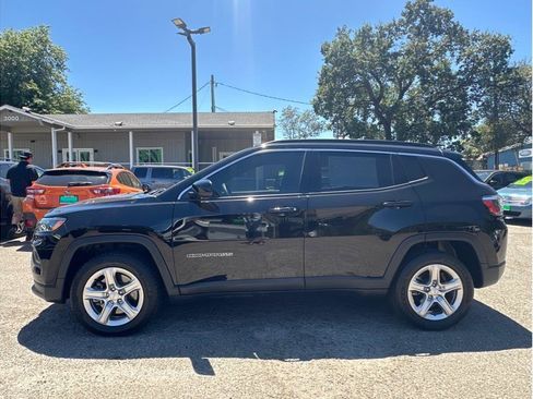 Used 2023 Jeep Compass Latitude AWD/4WD image 4