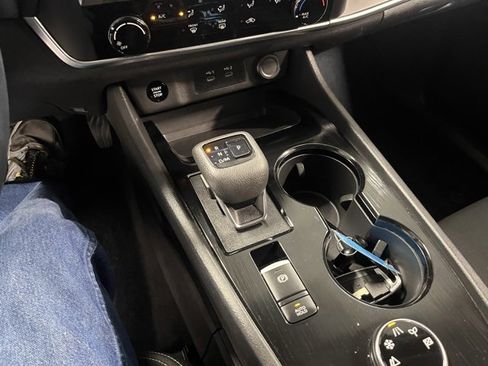 Used 2024 Nissan Rogue S image 28