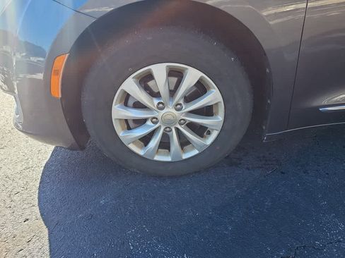 Used 2017 Chrysler Pacifica Touring-L image 9