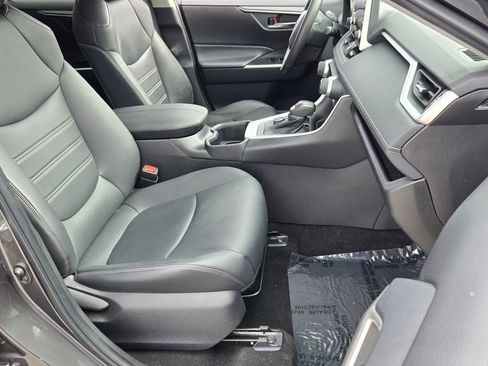 Used 2022 Toyota RAV4 XLE Premium image 16