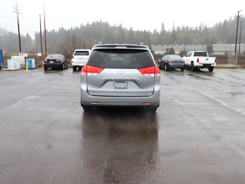 Used 2013 Toyota Sienna LE w/ Towing Pkg image 6