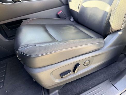 Used 2025 Nissan Pathfinder SL w/ Lighting Package (N92) image 15