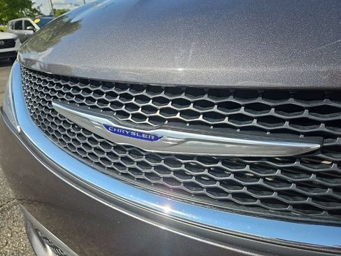 Used 2019 Chrysler Pacifica Touring-L FWD image 23