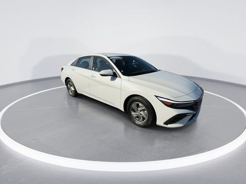 Used 2025 Hyundai Elantra SE FWD image 2