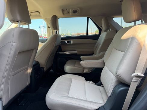 Used 2023 Ford Explorer XLT AWD/4WD image 16