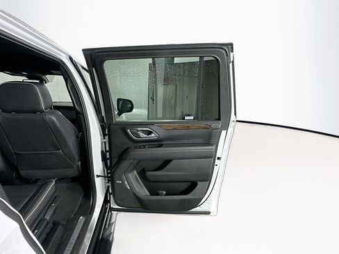 Used 2023 Chevrolet Suburban Premier image 32