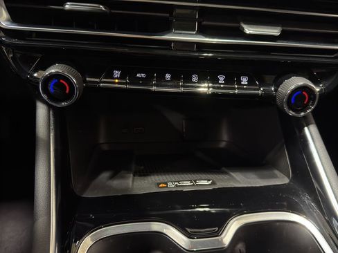 Used 2025 Chevrolet Traverse RS image 34