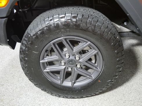 Used 2025 Jeep Wrangler Sport AWD/4WD image 15