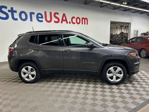 Used 2018 Jeep Compass Latitude w/ Cold Weather Group AWD/4WD image 9