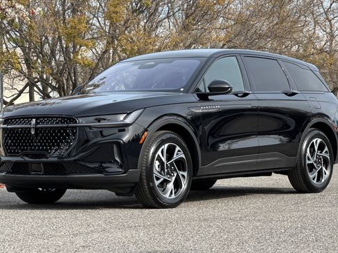 Used 2025 Lincoln Nautilus Premier w/ Jet Appearance Package image 8