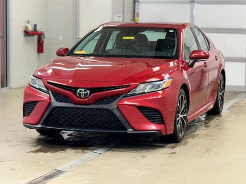 Used 2020 Toyota Camry SE w/ Convenience Package image 3