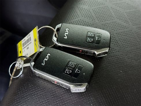 Used 2023 Kia Carnival LX image 34