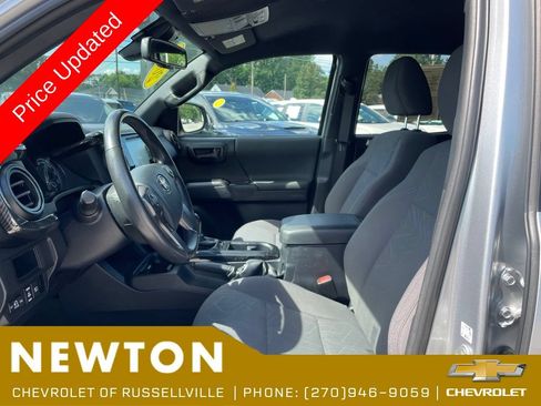 Used 2018 Toyota Tacoma TRD Off-Road w/ Technology Package RWD image 4