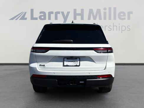 Used 2025 Jeep Grand Cherokee Altitude AWD/4WD image 4