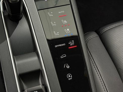 Certified 2026 Porsche Macan AWD/4WD image 43