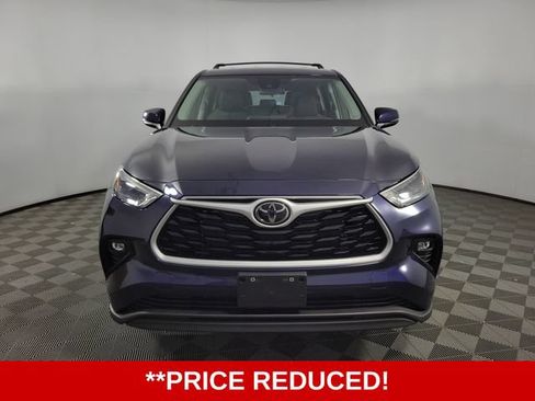 Used 2023 Toyota Highlander LE FWD image 2