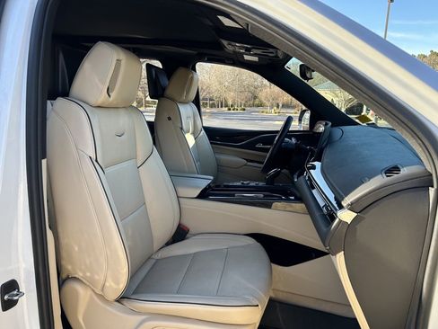 Used 2024 Cadillac Escalade ESV Premium Luxury image 50
