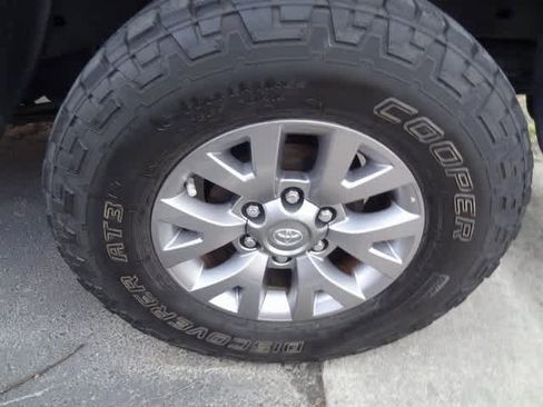 Used 2016 Toyota Tacoma SR5 w/ SR5 Appearance Package (SN) image 23