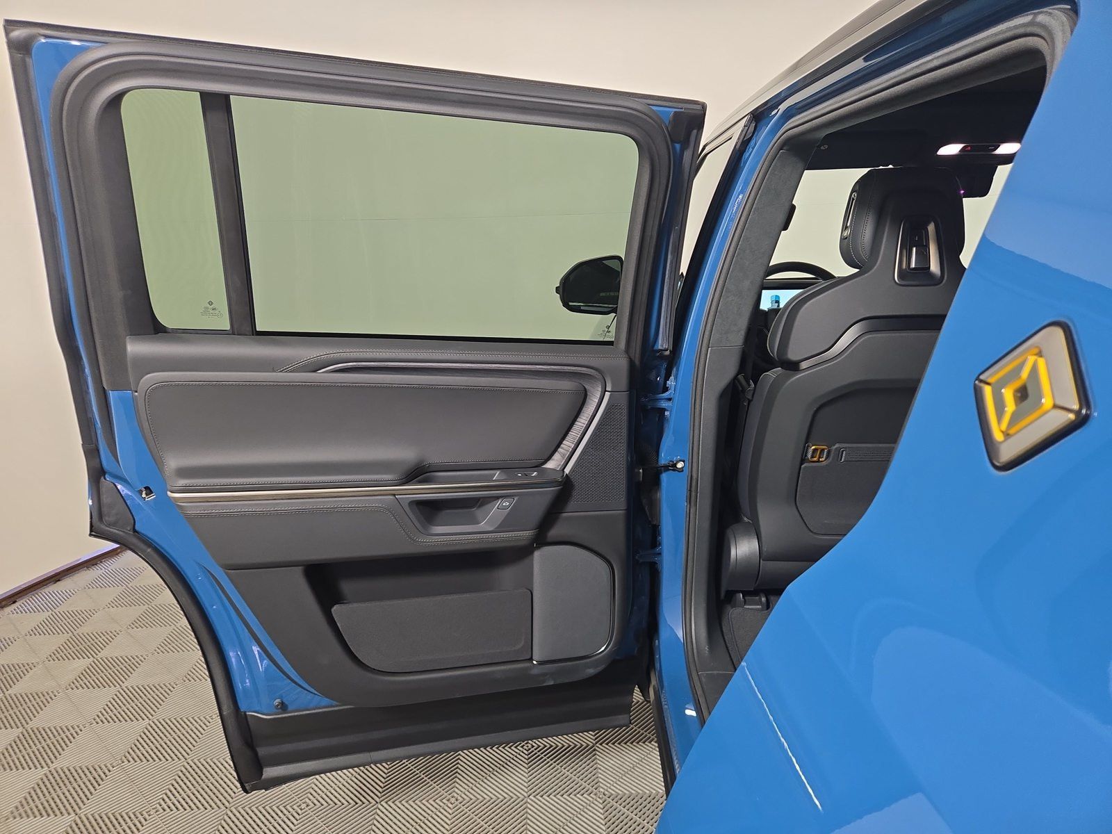 Used 2025 Rivian R1S Adventure Dual AWD/4WD image 17