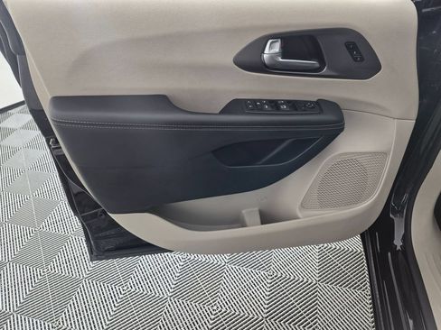 Used 2024 Chrysler Pacifica Touring-L FWD image 11