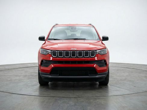 Used 2025 Jeep Compass Latitude image 2