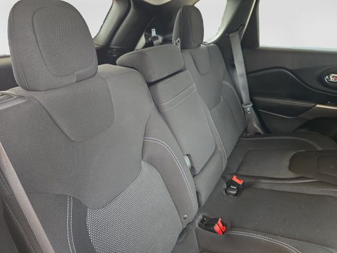 Used 2019 Jeep Cherokee Latitude w/ Popular Appearance Group FWD image 17