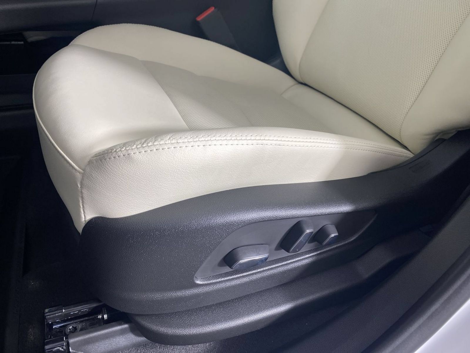 New 2026 Cadillac XT5 Sportv w/ LPO, Floor Liner Package AWD/4WD image 10