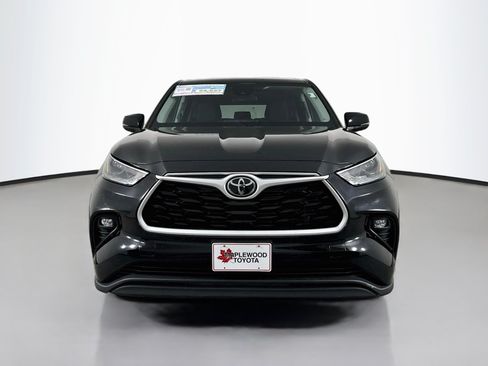 Used 2023 Toyota Highlander LE AWD/4WD image 2