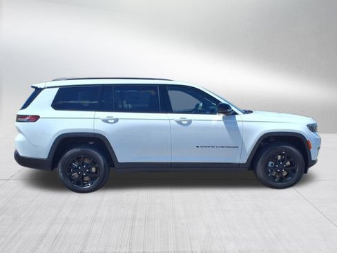 New 2025 Jeep Grand Cherokee L Altitude image 9