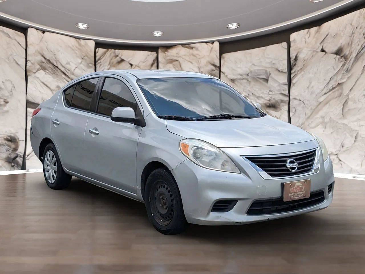 Used 2013 Nissan Versa SV FWD image 16