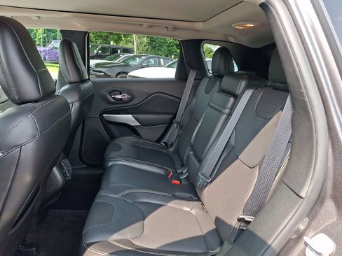 Used 2018 Jeep Cherokee Latitude Plus w/ Comfort/Convenience Group AWD/4WD image 20