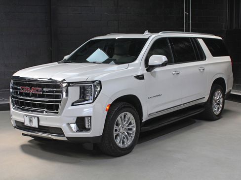 Used 2022 GMC Yukon XL SLT w/ SLT Premium Package AWD/4WD image 4